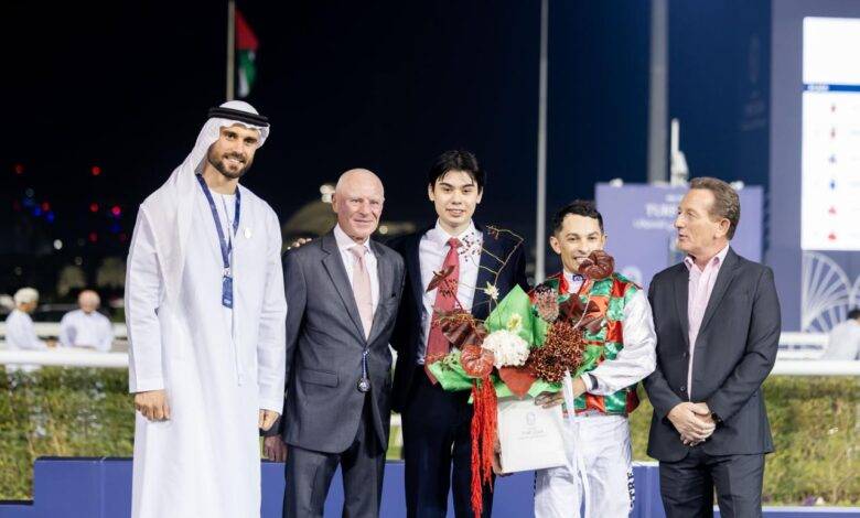 خلال تتويج الفائزين عقب فوز «جلاب»