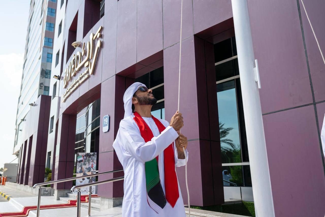 نهيان بن زايد آ ل نهيان يرفع علم الدولة
