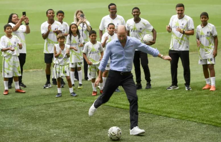 وليام يلعب كرة القدم