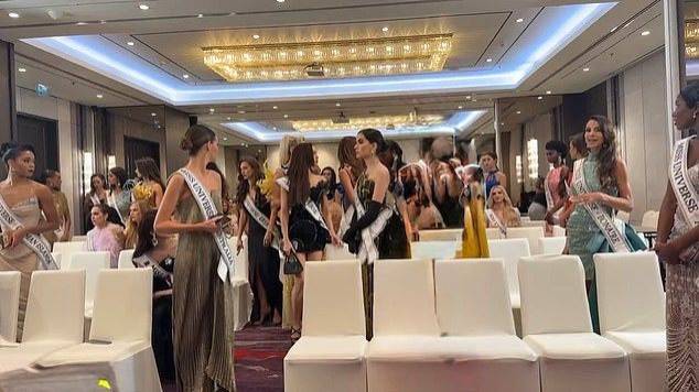 «إهانة على الهواء»: الفائزة السابقة بملكة جمال الكون تنسحب بعد طرد متسابقة المكسيك