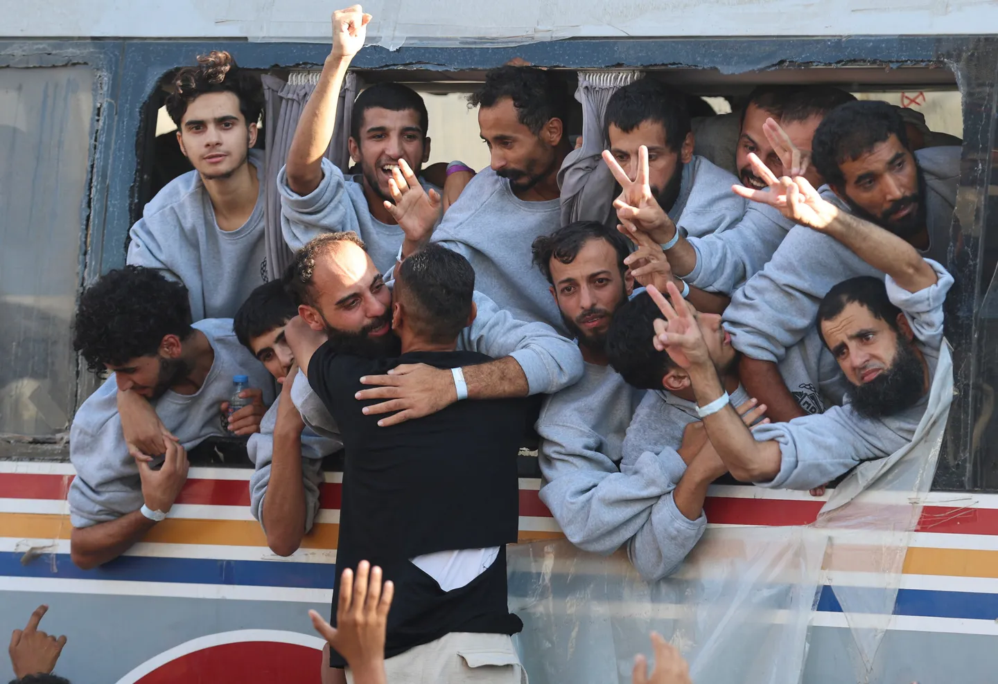 أسرى فلسطينيون مفرج عنهم في أكتوبر الماضي