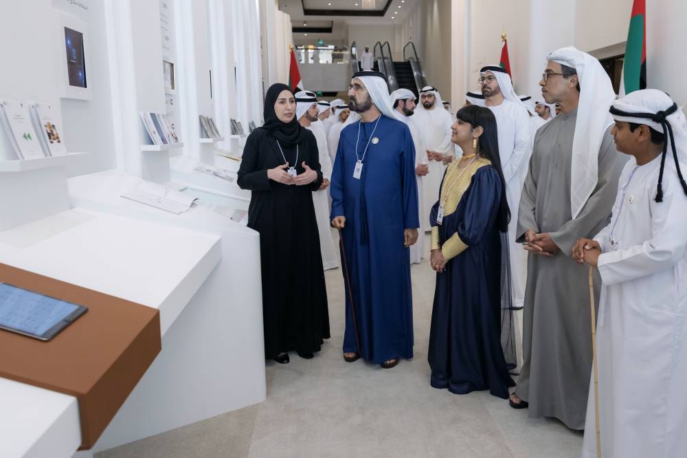 محمد بن راشد يطلع على الجدارية الإحصائية للإمارات