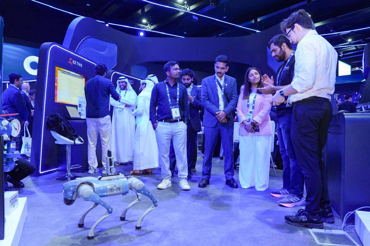 عرض روبوت في جناح الجامعة