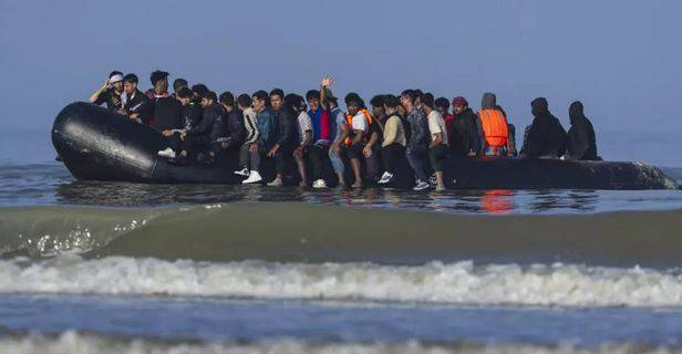 السلطات الفرنسية تنقذ 95 مهاجراً خلال عبورهم المانش