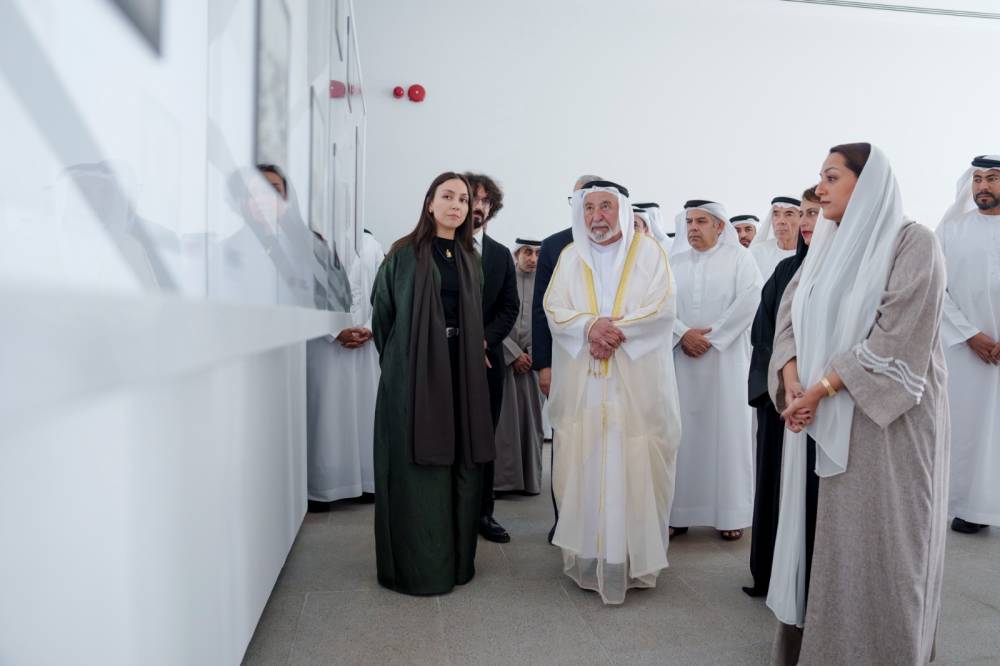  سلطان يفتتح المبنى بحضور حور بنت سلطان ونوار بنت أحمد وزكي نسيبة 