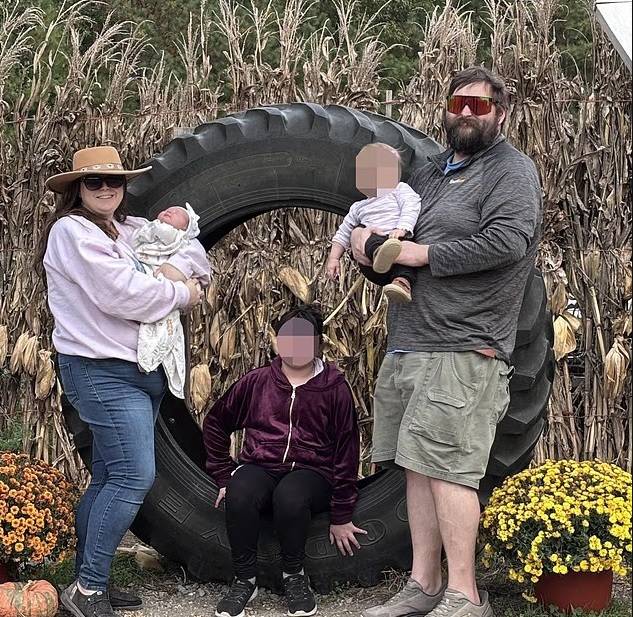 ريبيكا جونسون وزوجها وأطفالهما 