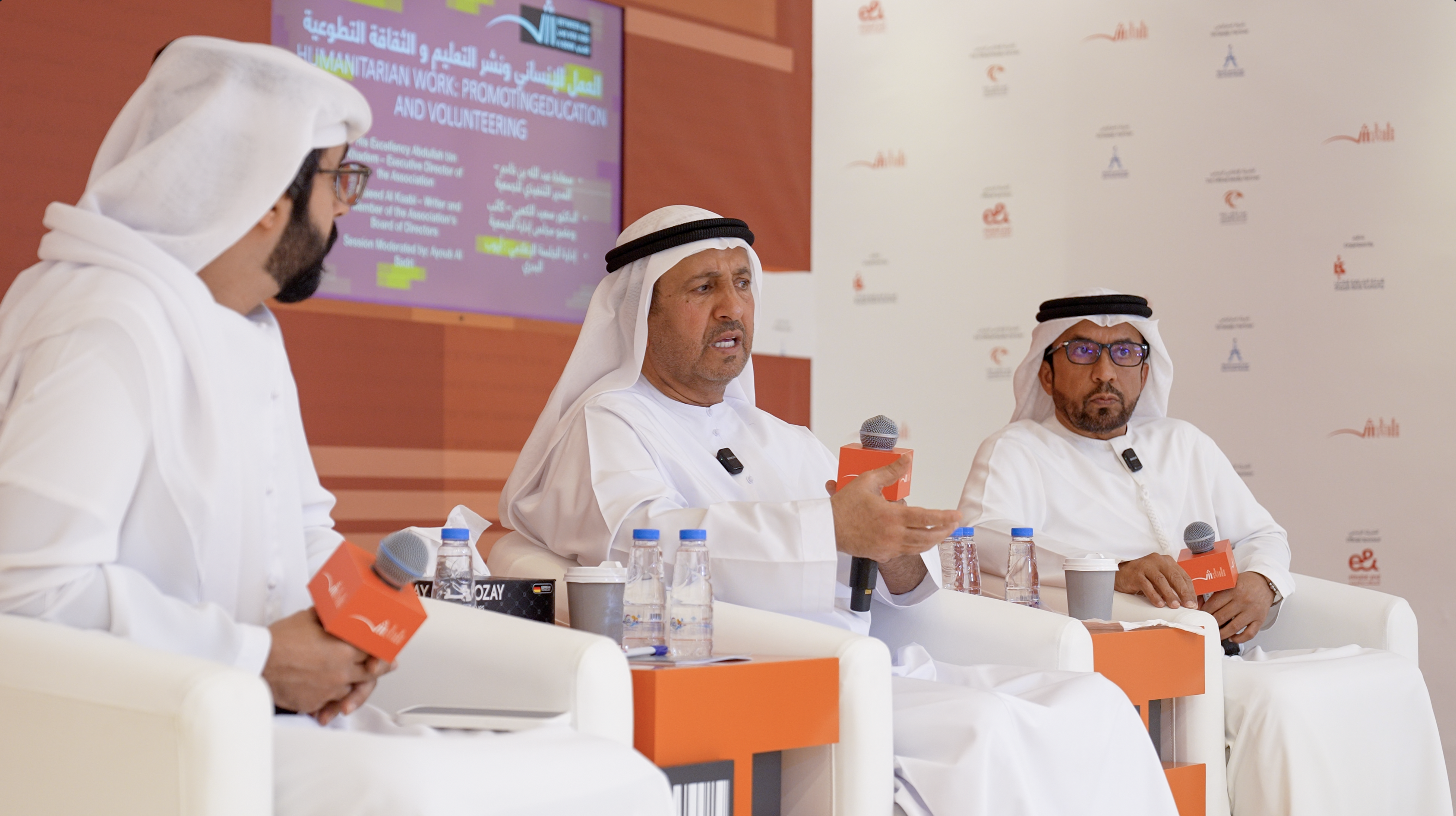 جانب من جلسة «العمل الإنساني والتعليم والثقافة التطوعية» بمعرض الكتاب