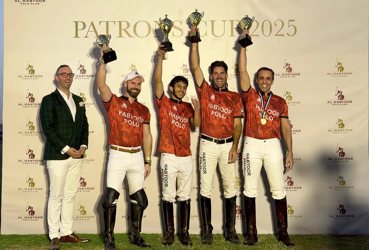 لاعبو فريق الحبتور يحتفلون بالفوز