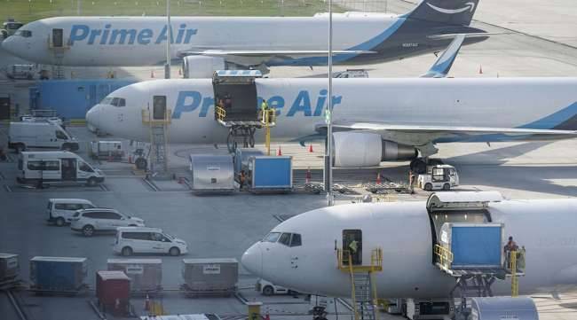 طائرات أمازون برايم إير في مطار سينسيناتي