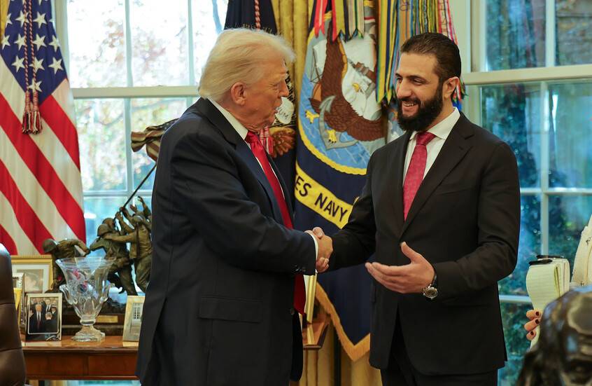  ترامب يصافح الشرع في البيت الأبيض (أ.ب)