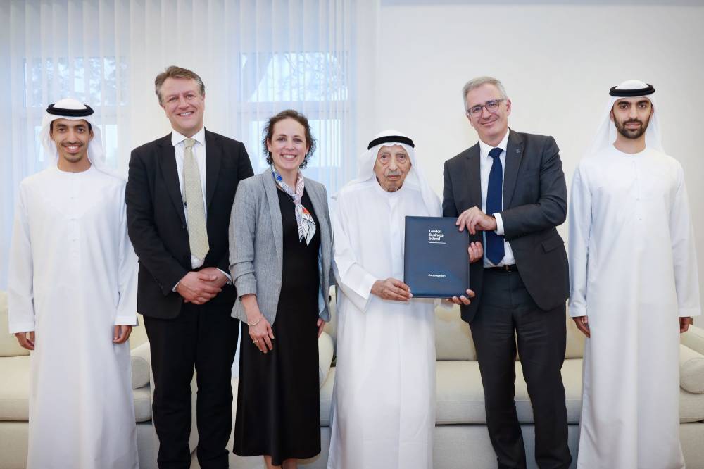 جمعة الماجد ينال الزمالة الفخرية من كلية لندن للأعمال