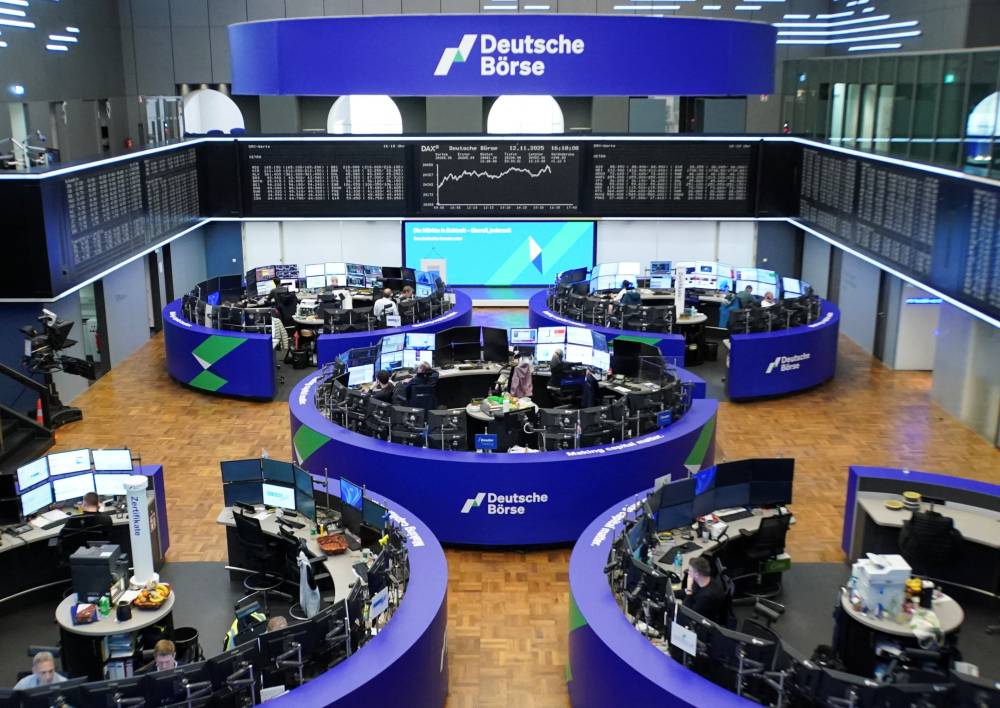 متعاملون في بورصة فرانكفورت (رويترز)