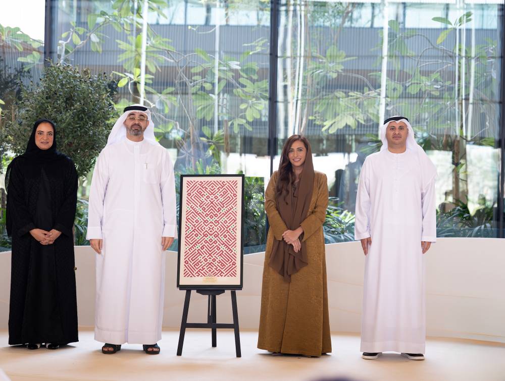 بدور بنت سلطان القاسمي خلال تكريم أحد رعاة المعرض