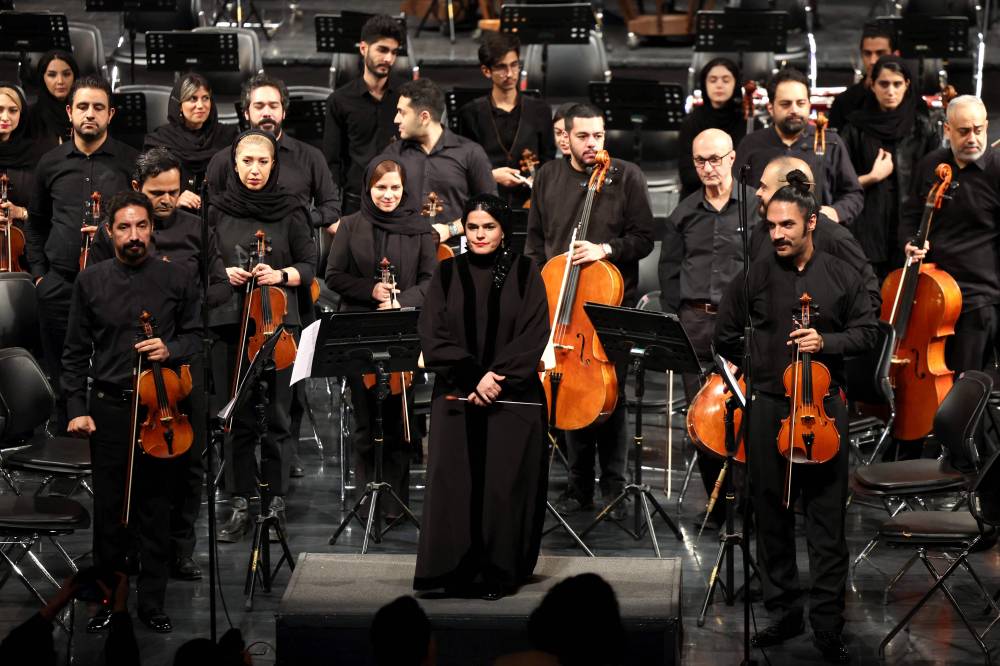 بانيذ فريوسفي تتقدم الأوريسترا (أ.ف.ب)