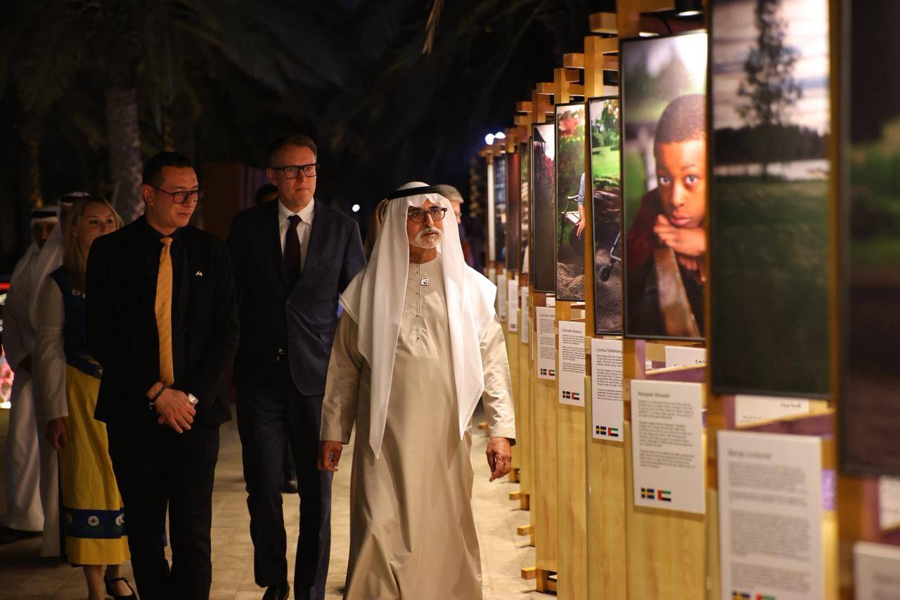 نهيان بن مبارك يتفقد المهرجان 