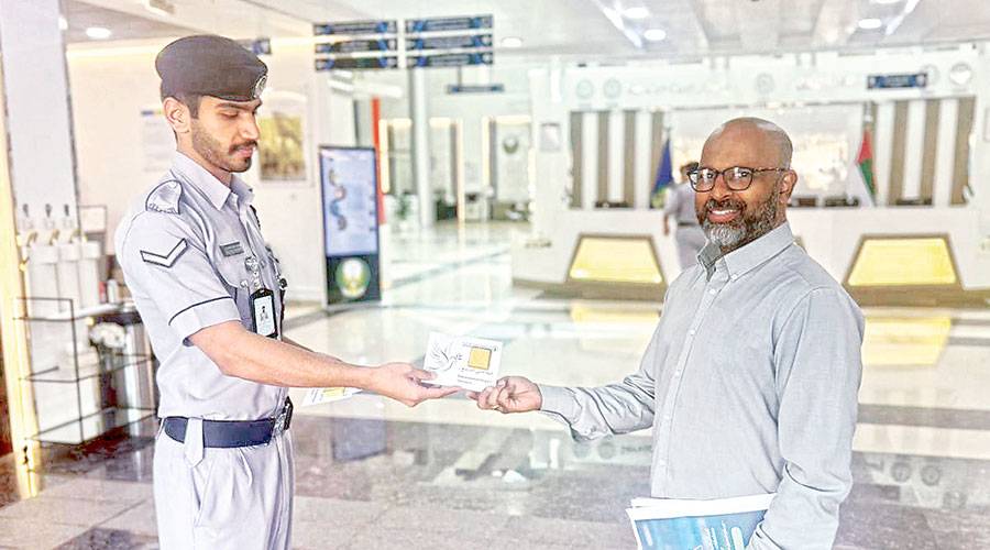 شرطة رأس الخيمة توزّع الهدايا والورود