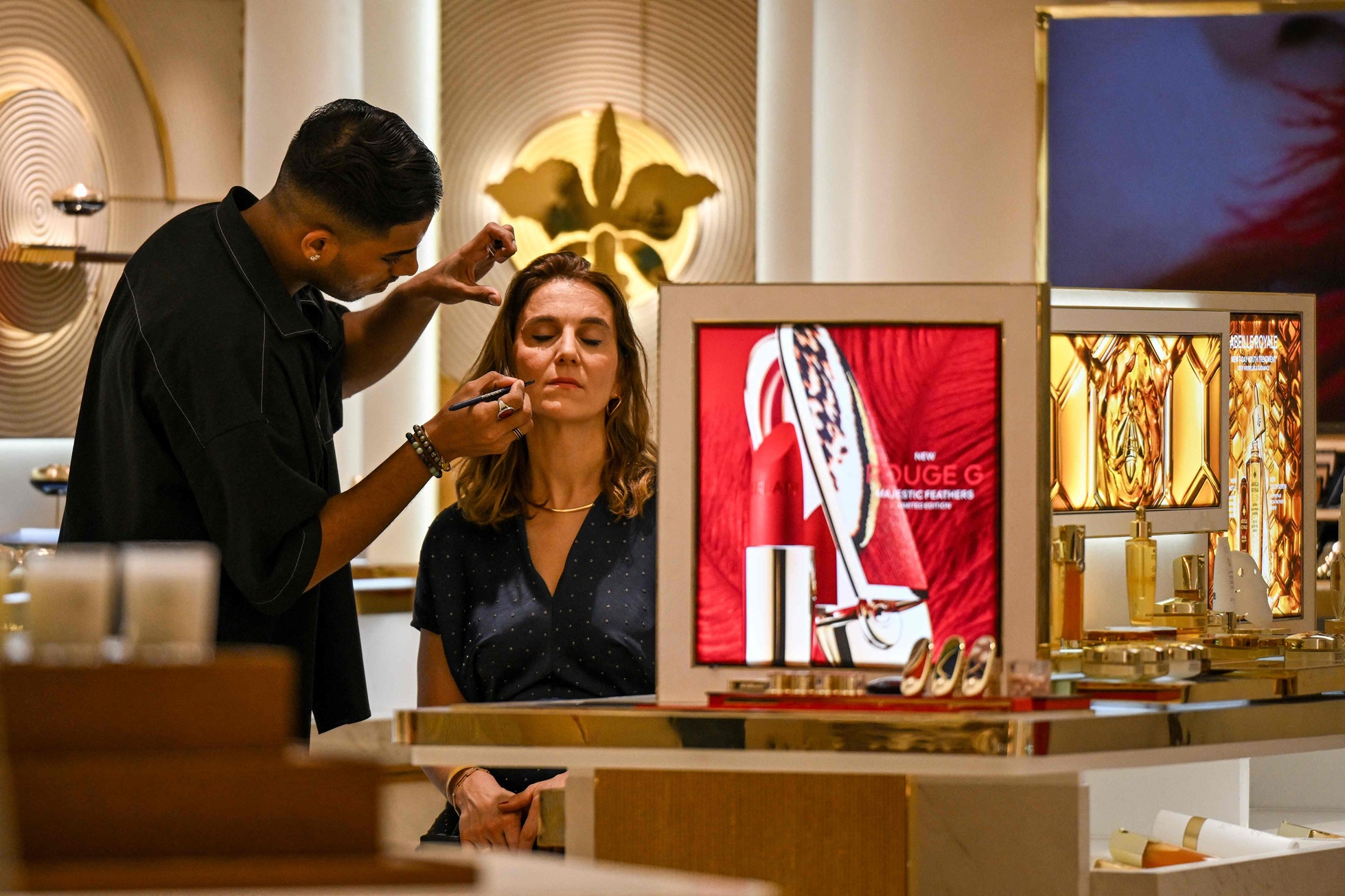 تضع الماكياج في غاليري لافاييت في مومباي