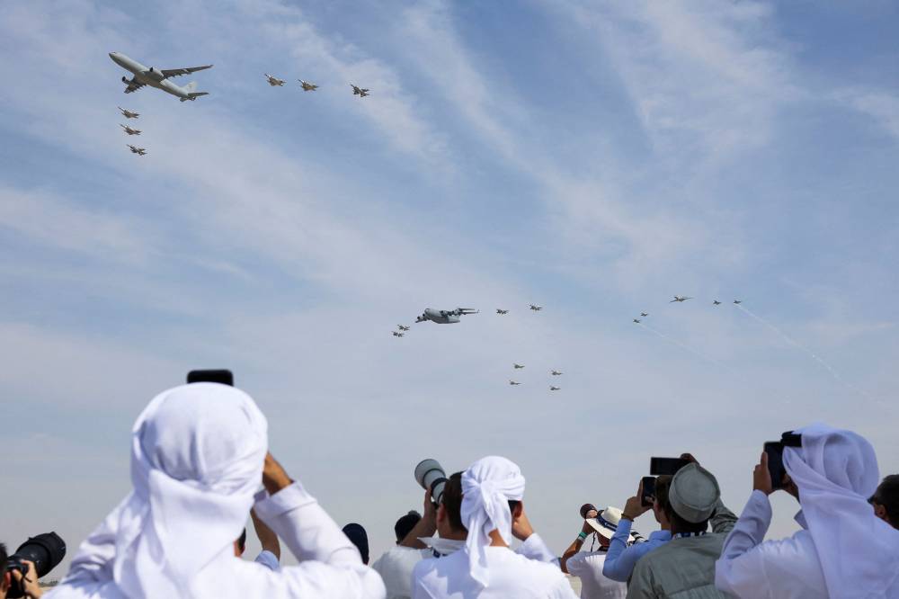 طائرات تقدم عرضاً جوياً أمام الحضور في معرض دبي للطيران 