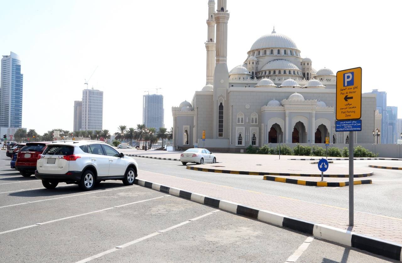 10 دقائق الأولى دون مخالفات لمواقف الشارقة