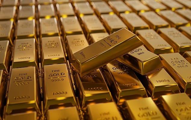 فرنسي يعثر على سبائك ذهبية مدفونة في حديقة منزله