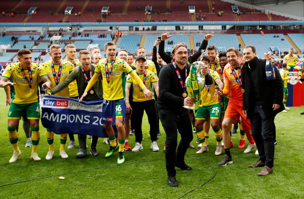 المدرب دانييل فاركه يحتفل مع نجومه بالصعود في 2019 