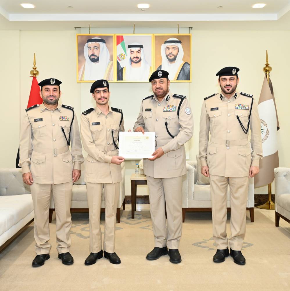 عبدالله بن عامر يكرّم موظفين من «دفاع مدني الشارقة»