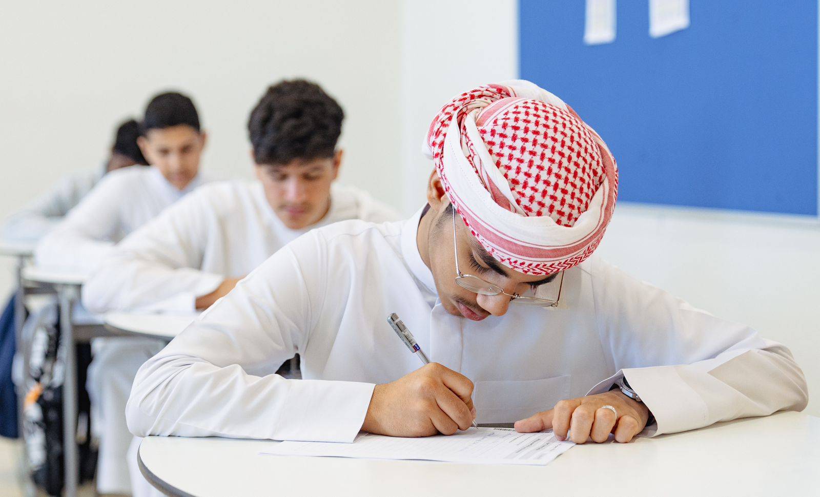 طلبة الـ12 يستهلون اختبارات الفصل الدراسي الأول بـ«الفيزياء»