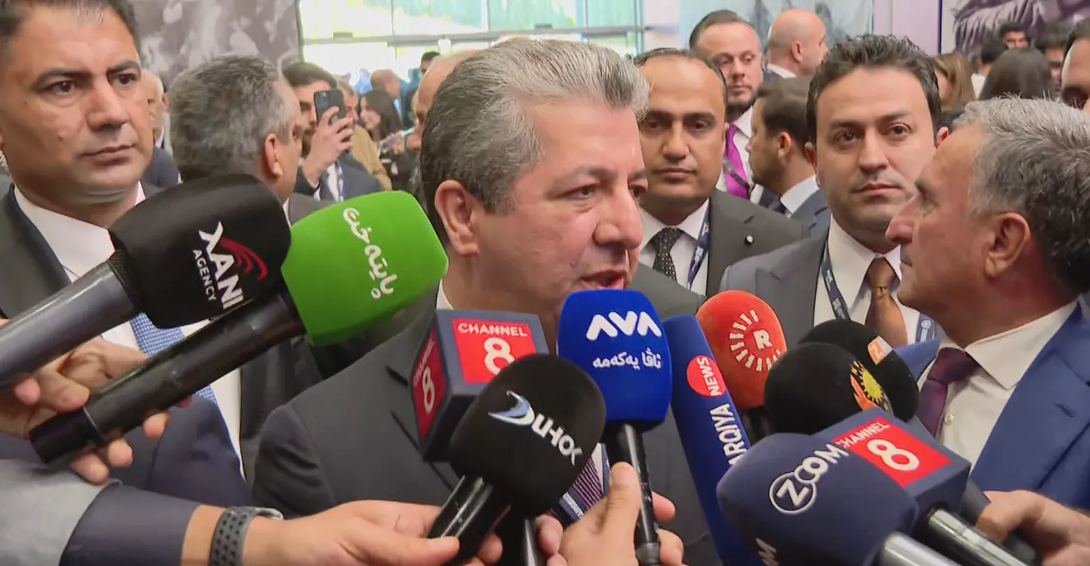 مسرور بارزاني يدلي بتصريحات للصحفيين (وكالات)