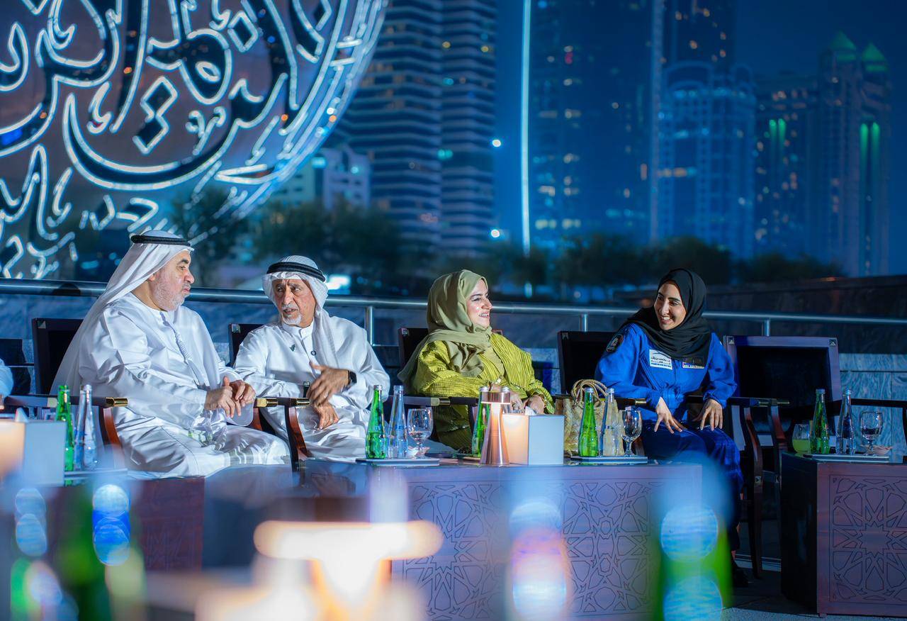د عيسى البستكي ونورا المطروشي و	جانب من الحضور