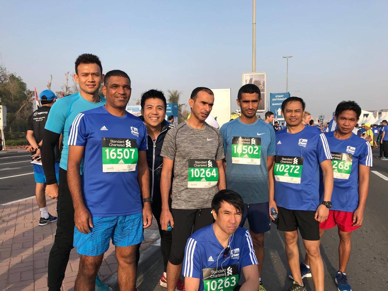 راشد بوهليبة يتوسط كوكبة من العدائين في السباق الجماهيري