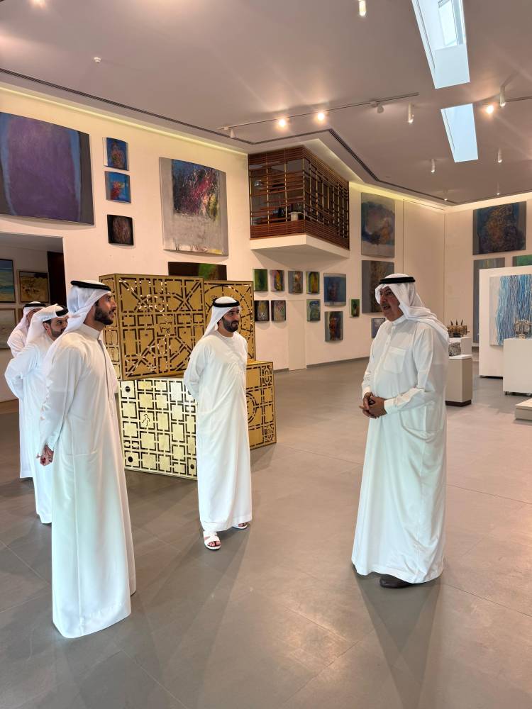 ماجد بن سعود بن راشد المعلا يزور مؤسسة راشد بن خليفة للفنون