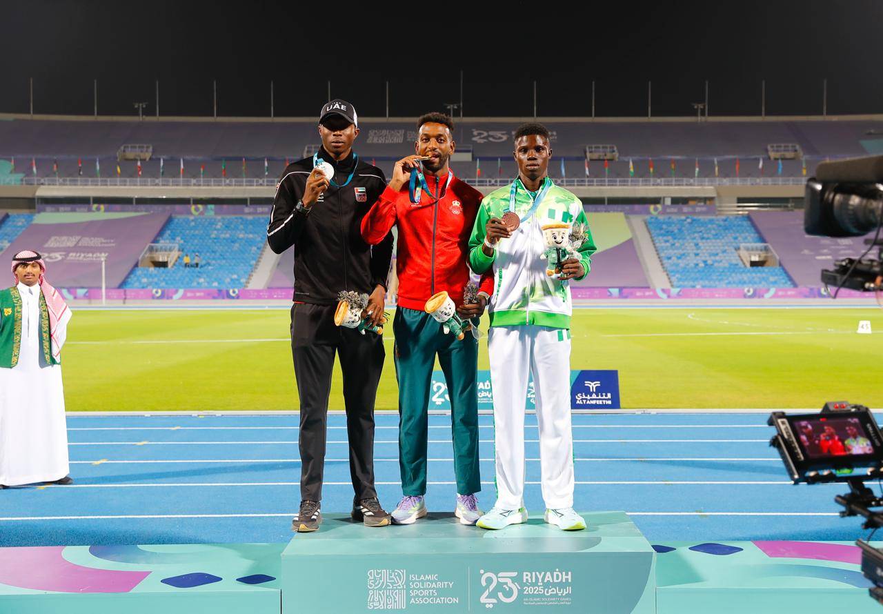 تتويج إيمانويل باميديلي عداء منتخب الإمارات بالميدالية الفضية   (تصوير: كامل عبدالله)