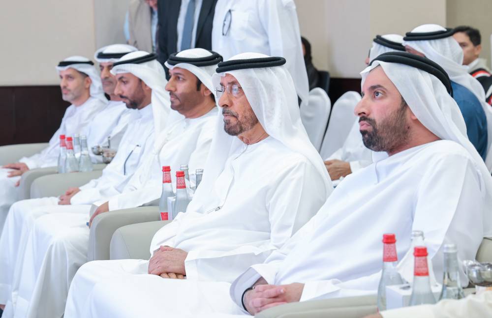 سمو الشيخ محمد بن خليفة آل مكتوم رئيس دائر ة الأراضي والأملاك في دبي  وعددٍ من كبار ا لشخصيات