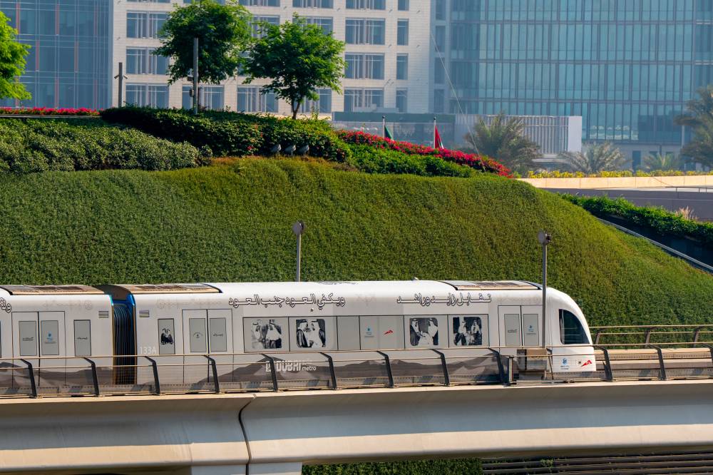 مترو دبي يَتزيّن بصور زايد وراشد