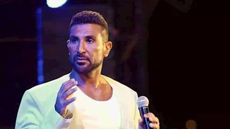 في أول ظهور بعد الحادث.. كيف سخر أحمد سعد من عدم قدرته على الحركة؟