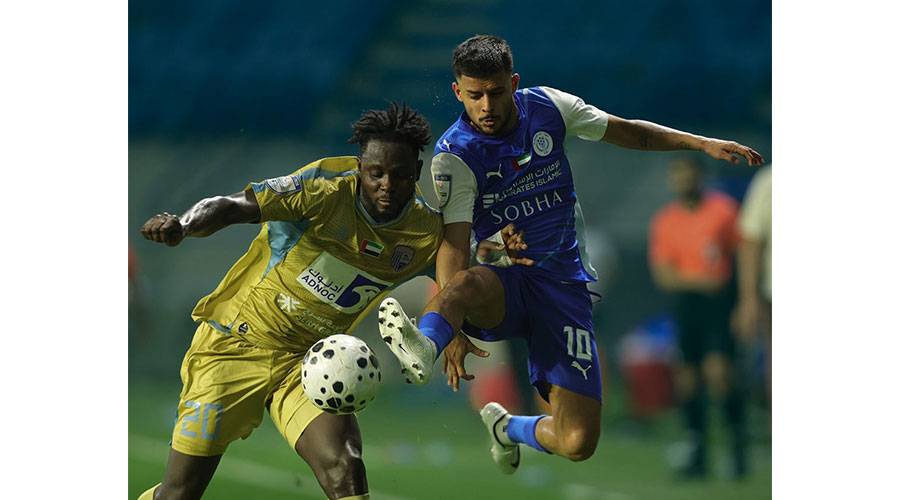 لاعب النصر مهدي قايدي يحاول الوصول إلى الكرة