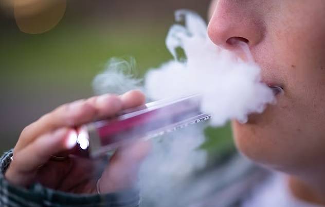 طفل يدخن سيجارة إلكترونية