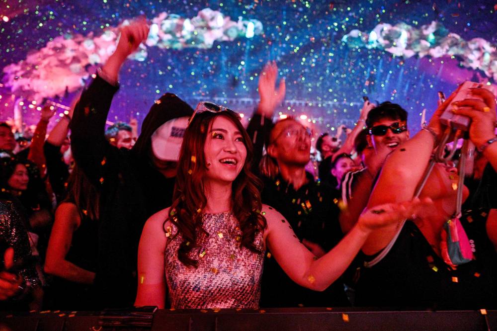 محتفلون يحضرون الحفل (أ.ف.ب)