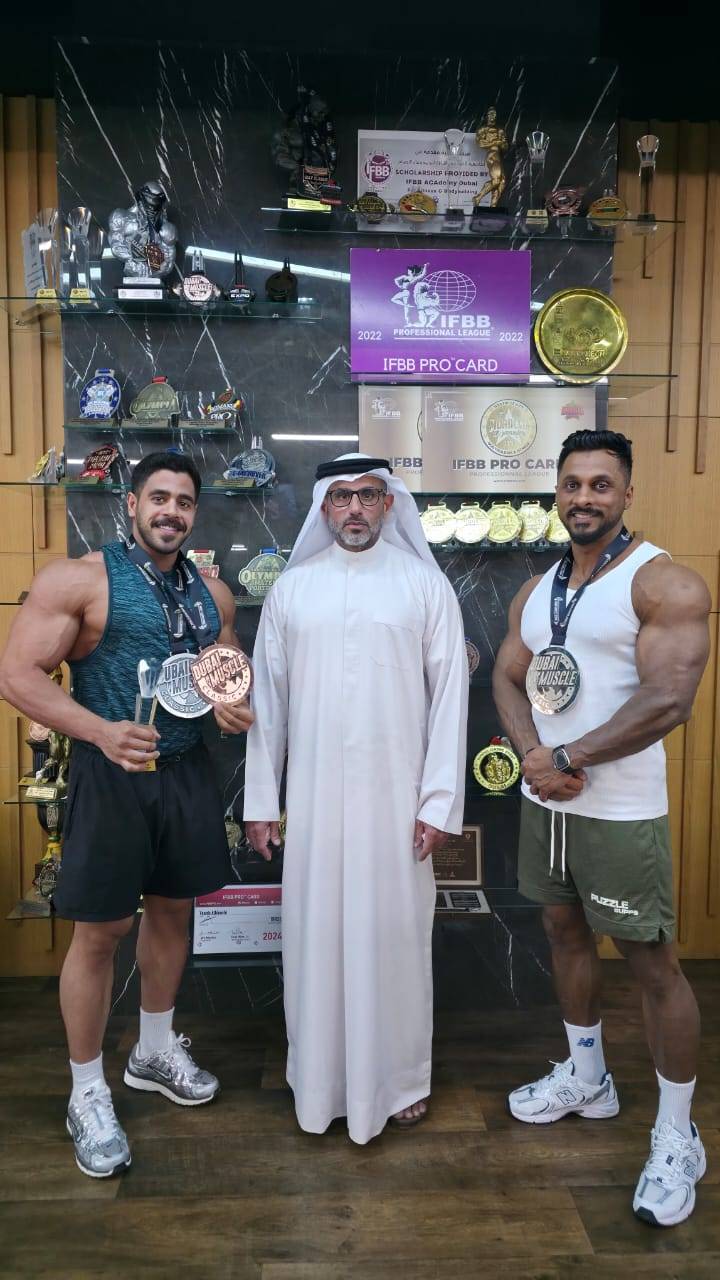 محمد الماجد يتوسط أبطال فريق الماجد تيم