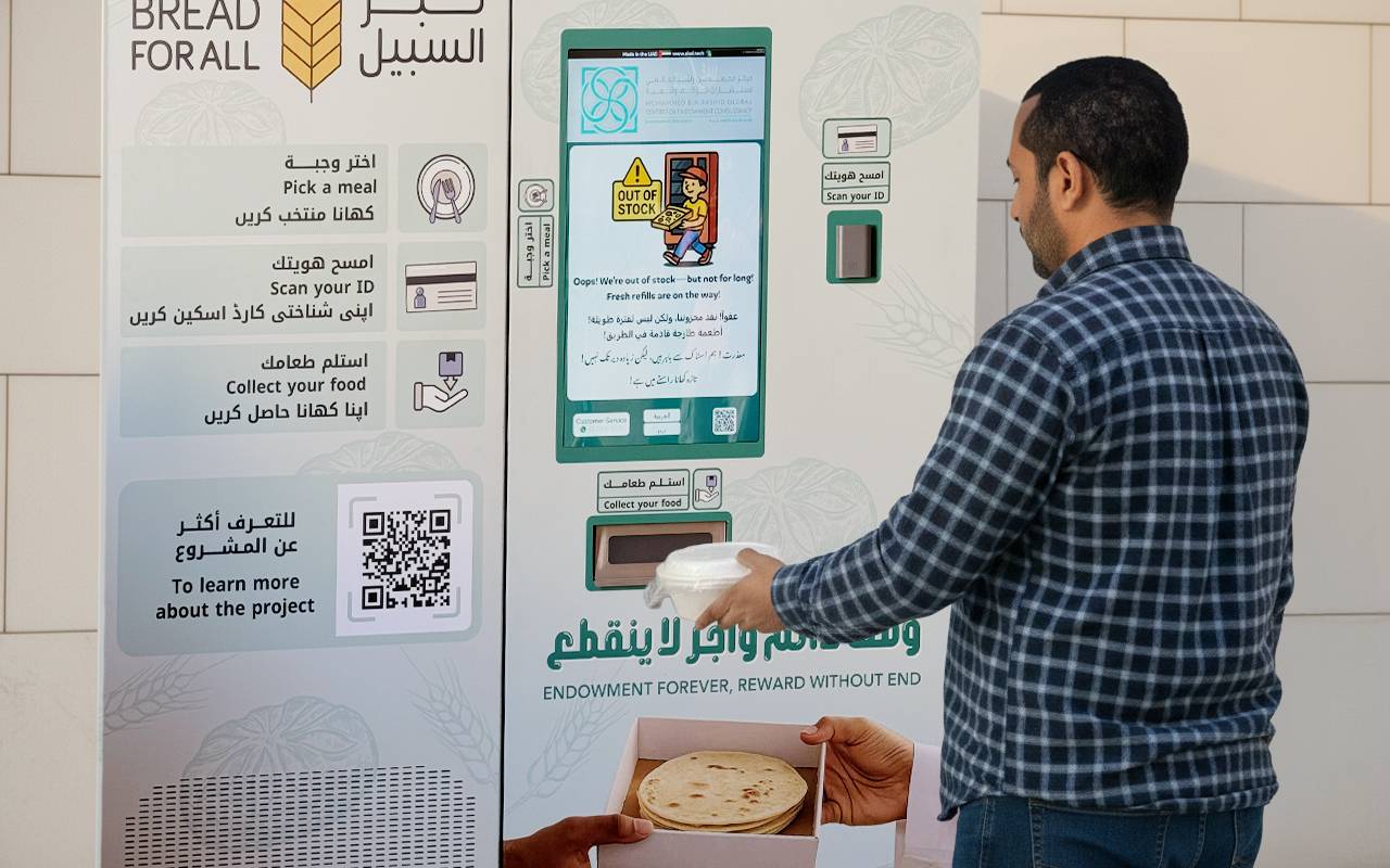 «خبز السبيل» تقدم وجبات ساخنة عبر الأجهزة الذكية