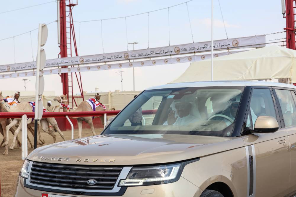 سلطان بن حمدان لدى وصوله لمتابعة السباق (تصوير: محمد السماني)