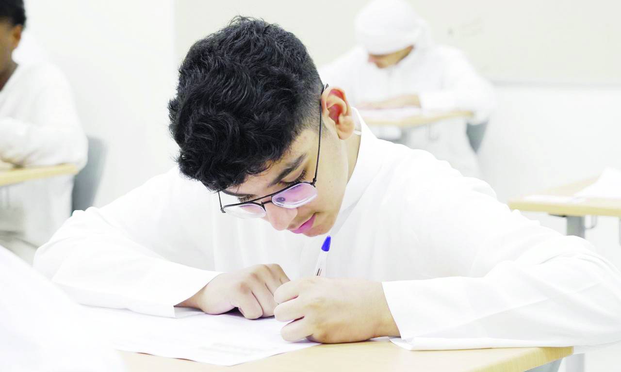 جانب من امتحان الفيزياء لطلبة الثاني عشر