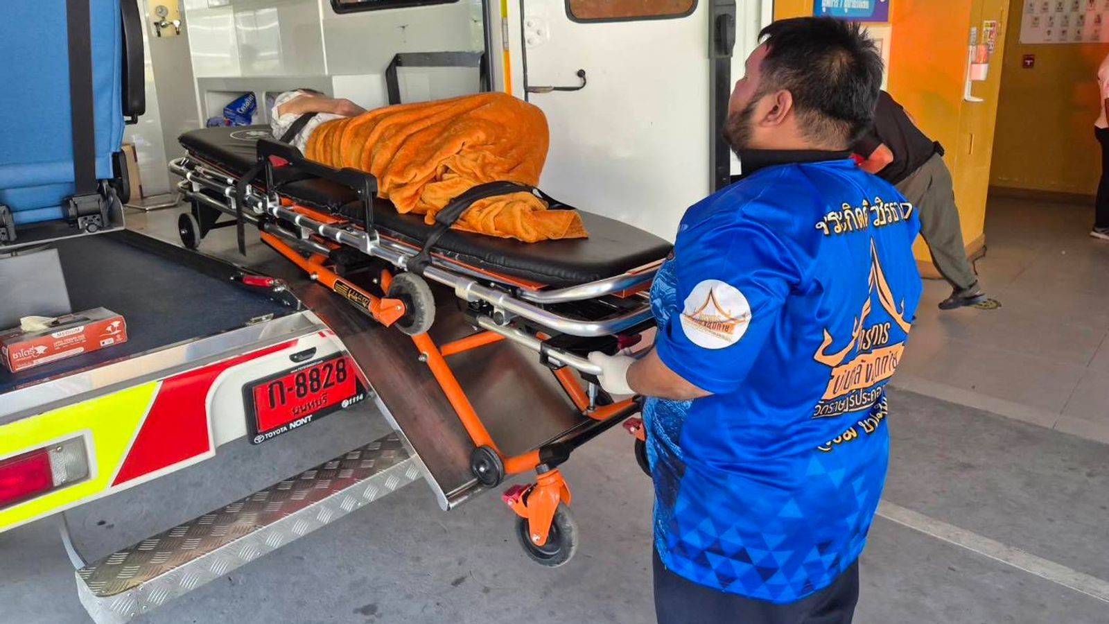 المرأة أثناء نقلها إلى المستشفى بعد اكتشاف أنها لا تزال على قيد الحياة