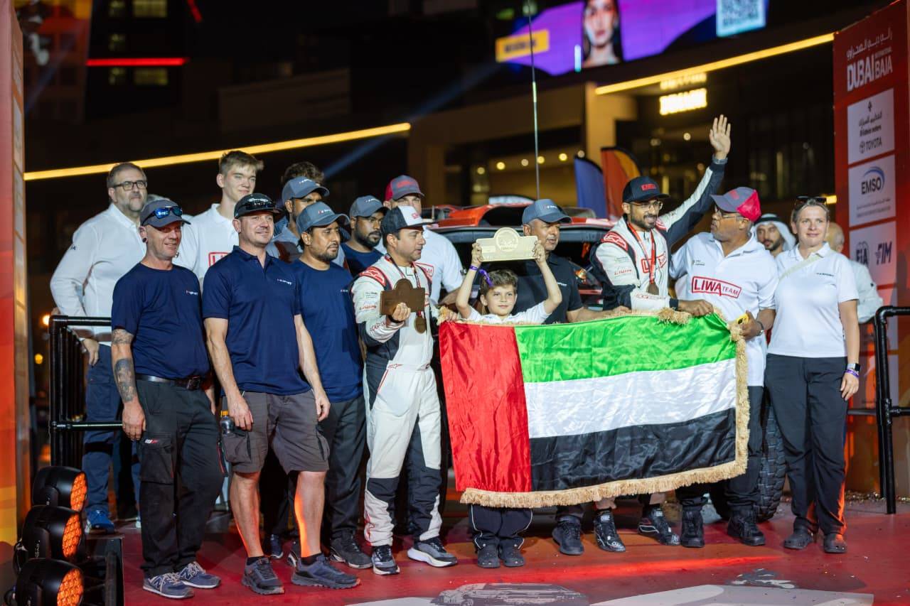 منصور بالهلي يحمل علم الإمارات بعد فوزه