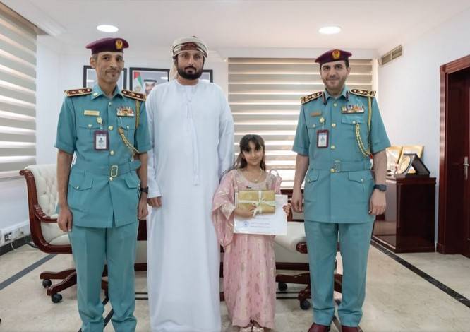طفلة تسلم مبلغاً عثرت عليه.. وشرطة عجمان تكرمها لأمانتها