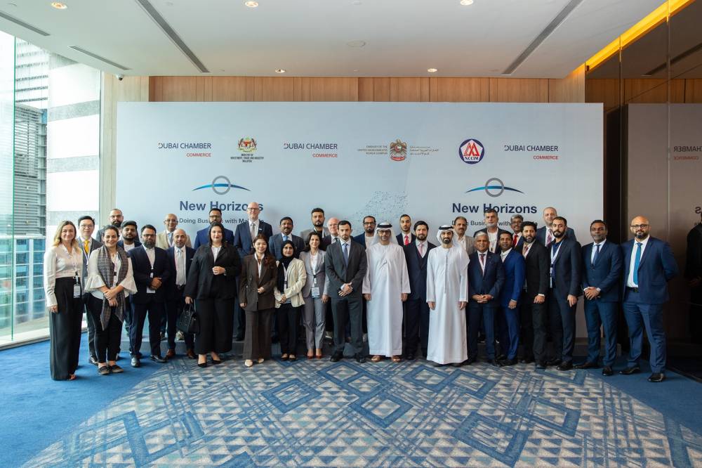 03 - Group Photo of Dubai Chamber of Commerce Delegation with the UAe Ambassador