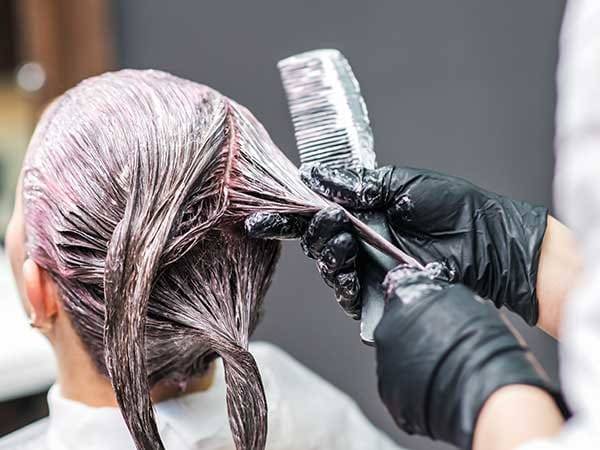 تحذير لمستخدمي صبغات الشعر: مركب واحد قد يسبب أضراراً خطرة