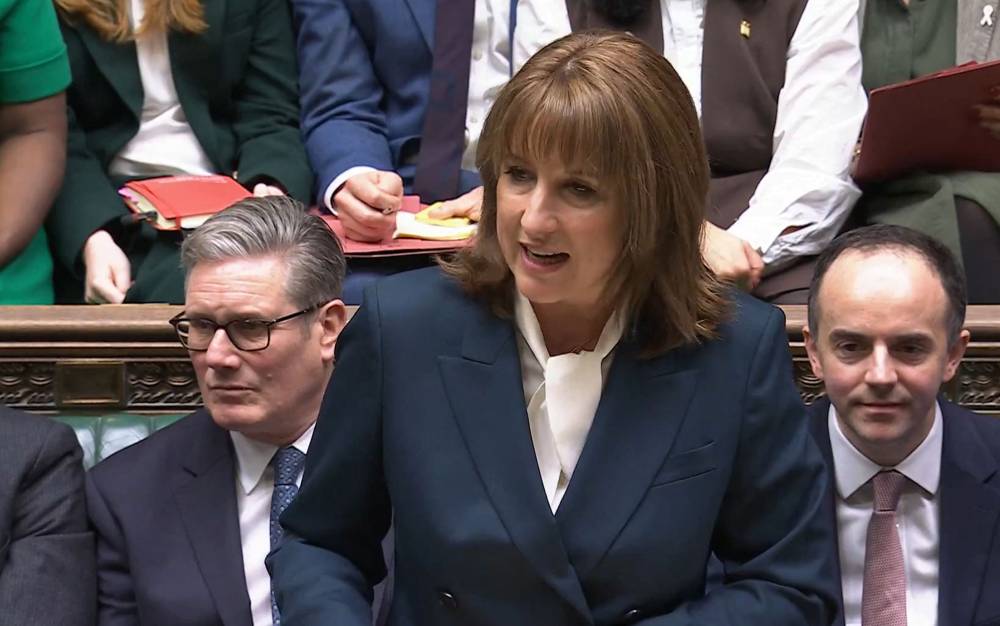 ( راشيل ريفز  خلال الإعلان عن  ميزانيتها لعام 2026 في مجلس العموم بلندن (أ ف ب