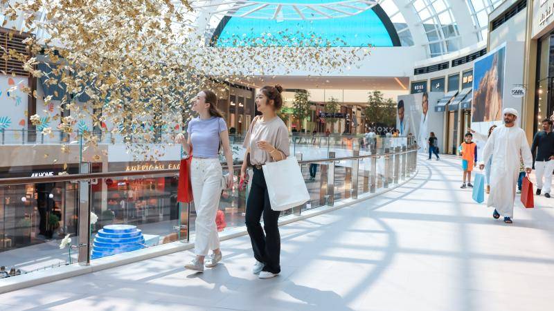 متسوقون في أحد المولات في دبي (أرشيفية)