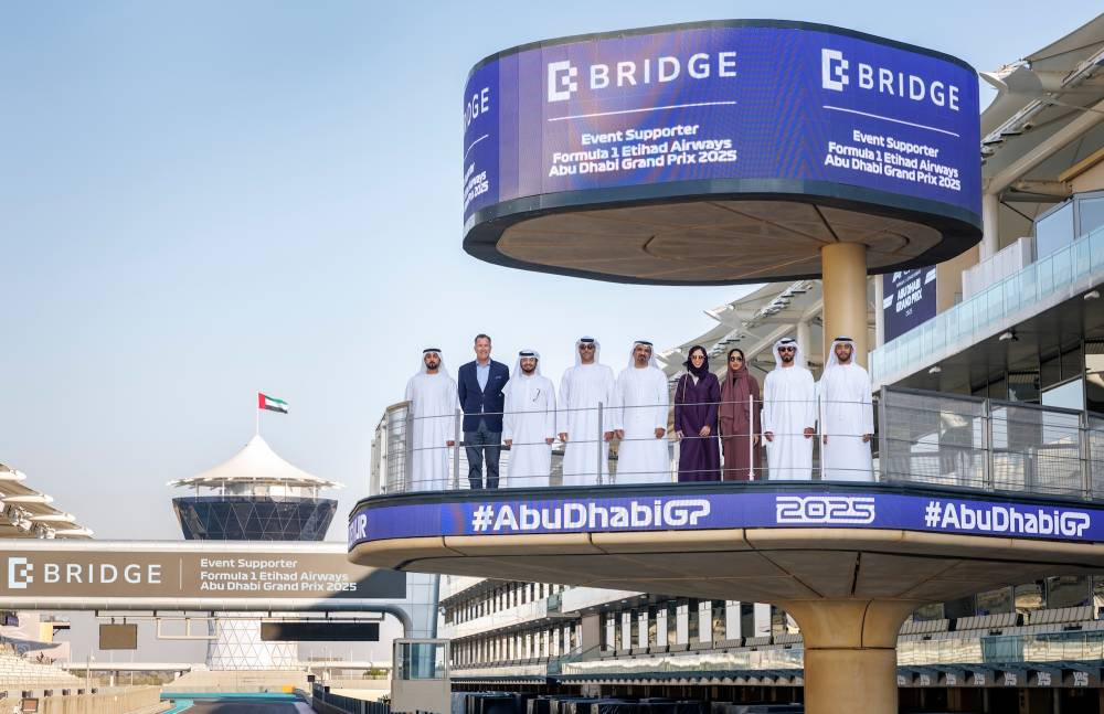 جمال الكعبي وسيف النعيمي ومريم بن فهد وفرق عمل قمة «بريدج» ومسؤولو شركة «إثارة»